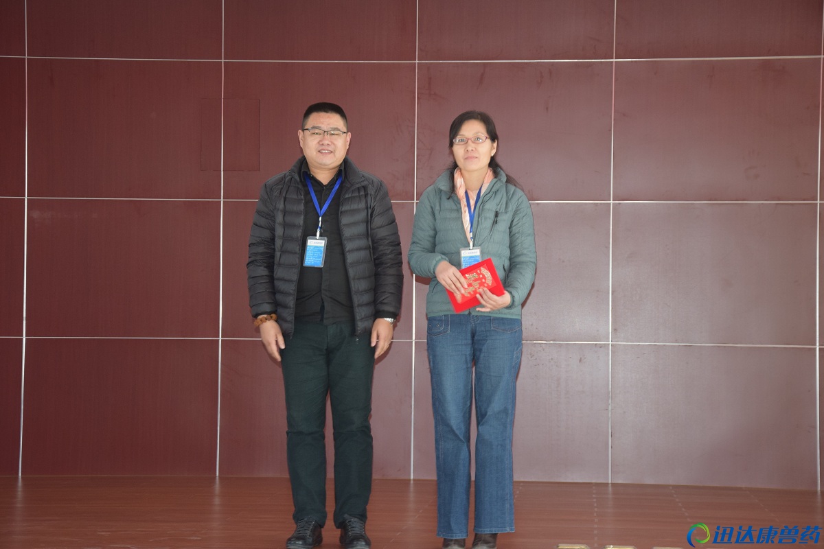 销售明星获得者王桂风(颁奖者（左一）：西南分公司总经理杨增永）